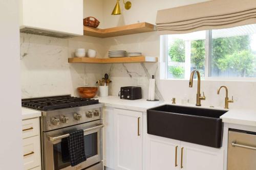 Elegant 2BR with Outdoor Space in Carlsbad, USA