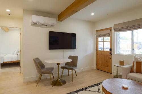 Elegant 2BR with Outdoor Space in Carlsbad, USA