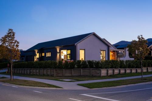 Brand New Wanaka Escape - Outdoor Fire in Albert Town
