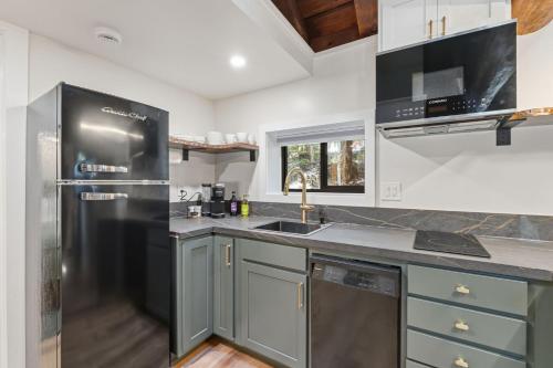 מטבח, Charming Fully Renovated Log Cabin, 2 miles to Yosemite South Gate!!! in פיש קאמפ(סי אי)