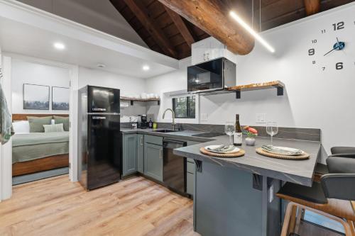 מטבח, Charming Fully Renovated Log Cabin, 2 miles to Yosemite South Gate!!! in פיש קאמפ(סי אי)
