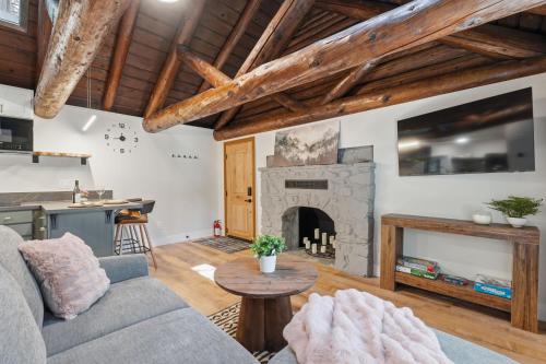 חדר שינה, Charming Fully Renovated Log Cabin, 2 miles to Yosemite South Gate!!! in פיש קאמפ(סי אי)