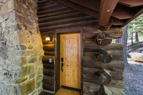 נוף חוץ, Charming Fully Renovated Log Cabin, 2 miles to Yosemite South Gate!!! in פיש קאמפ(סי אי)