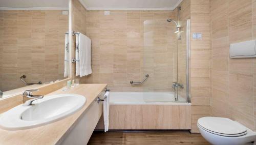 Ilunion Islantilla Located in Huelva City Center, Ilunion Islantilla Hotel is a perfect starting point from which to explore Huelva. Both business travelers and tourists can enjoy the propertys facilities and services.