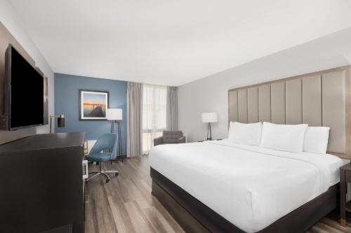 La Quinta Inn & Suites by Wyndham Dallas I-35 Walnut Hill Ln in Northwest Dallas