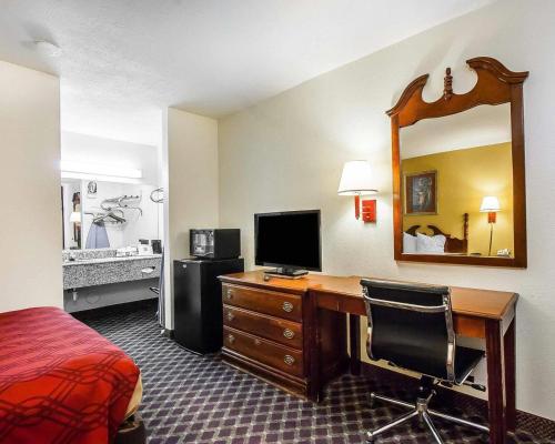 Econo Lodge Dyersburg - image 10