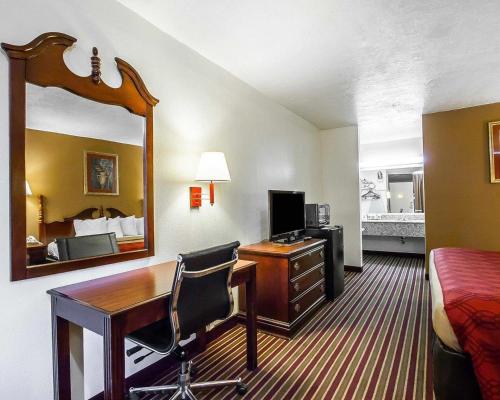 Econo Lodge Dyersburg - image 7