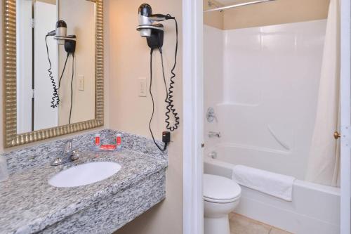 Econo Lodge Kennewick - image 17