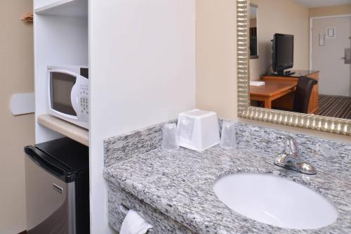 Econo Lodge Kennewick - image 25