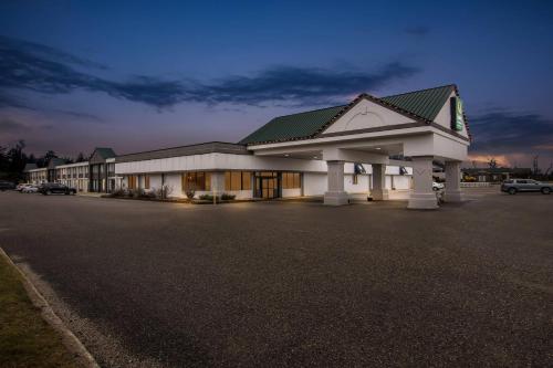 Ramada Hotel & Conference Center by Wyndham Grayling - image 4