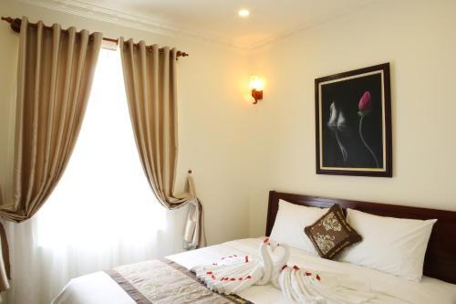 Quang Trung Phu Quoc Hotel Quang Trung Phu Quoc Hotel is conveniently located in the popular Duong Dong area. The property offers a wide range of amenities and perks to ensure you have a great time. Service-minded staff will we