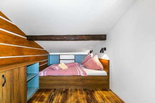 2 bedrooms, 4 beds
