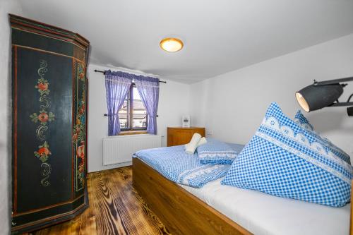 2 bedrooms, 3 beds