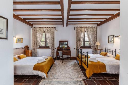 1 double bed, 2 twin beds