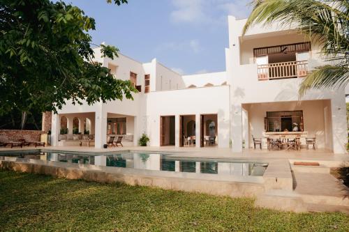 Зовнішній вигляд готелю, Maua Beach House - Private Swahili Luxury Villa on Galu Beach in Момбаса