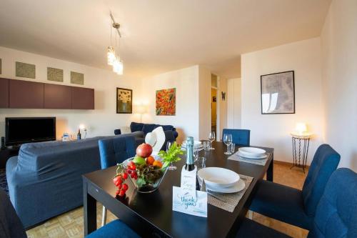 Santiago Home with Lake-View Balconies - Happy Rentals - image 5