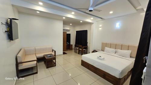 1 king bed, 1 twin bed