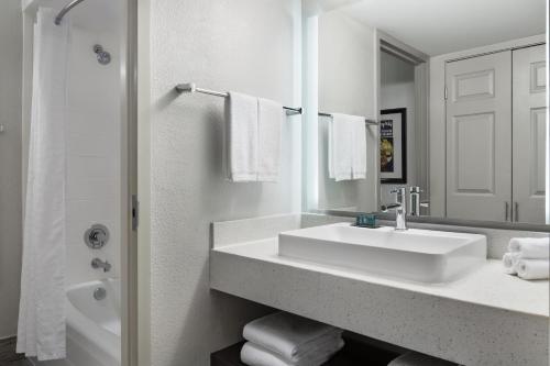 DoubleTree by Hilton Hotel Austin Northwest Arboretum Room Type - Junior King Suite with Sofa Bed