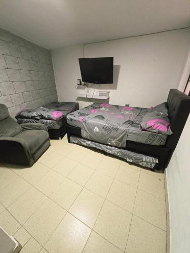 2 bedrooms, 7 beds