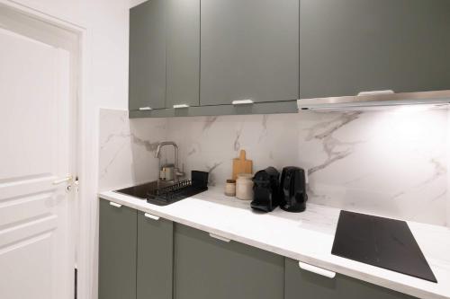 Golden Triangle 3BR Haussmann Champs-Elysees - image 9