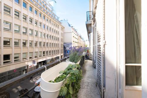 Golden Triangle 3BR Haussmann Champs-Elysees - image 4