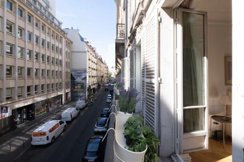 Golden Triangle 3BR Haussmann Champs-Elysees - image 2