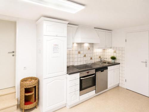 virtuve, Basic Work Stay Rooms - Highspeed WiFi - Easy Self Check-In - Practical and Affordable Stay in Bürs