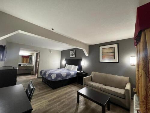 Speedway Inn & Suites - image 2
