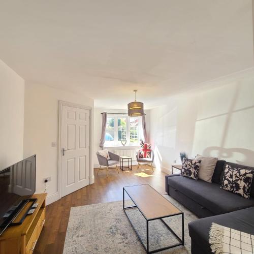 . Spacious 3BR House Parking Garden Sleeps 6