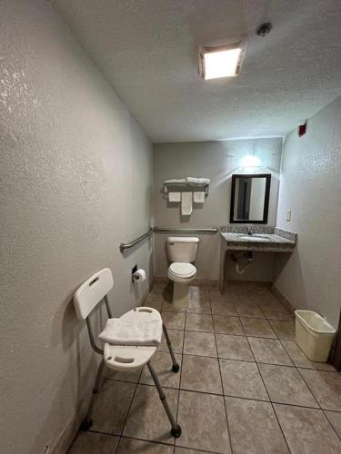 Speedway Inn & Suites - image 7
