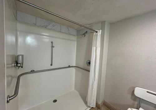 Speedway Inn & Suites - image 9
