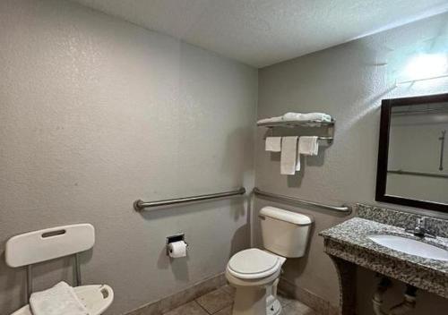 Speedway Inn & Suites - image 14