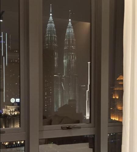 Twin Tower Views- Brand New Apartment, 35th Floor