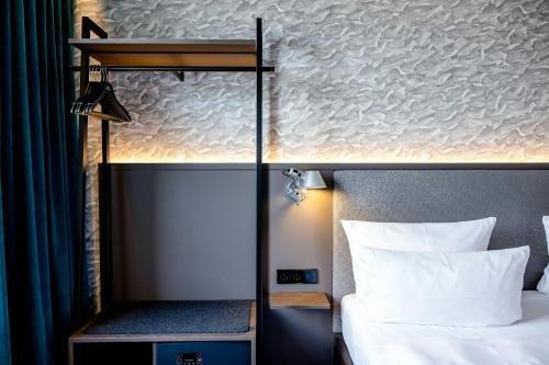 Motel One Hamburg-Alster - image 18