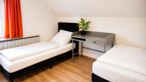 Basic Work Stay Rooms - Highspeed WiFi - Easy Self Check-In - Practical and Affordable Stay in Bürs