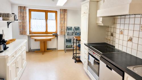 virtuve, Basic Work Stay Rooms - Highspeed WiFi - Easy Self Check-In - Practical and Affordable Stay in Bürs