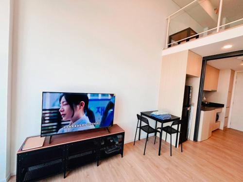 Luxurious 1-Bedroom Apartment with Private Pool in Huai Khwang - image 12