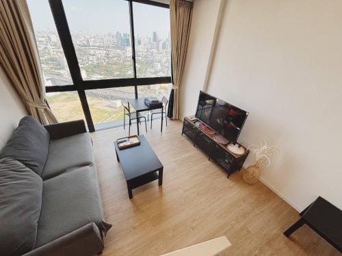 Luxurious 1-Bedroom Apartment with Private Pool in Huai Khwang 