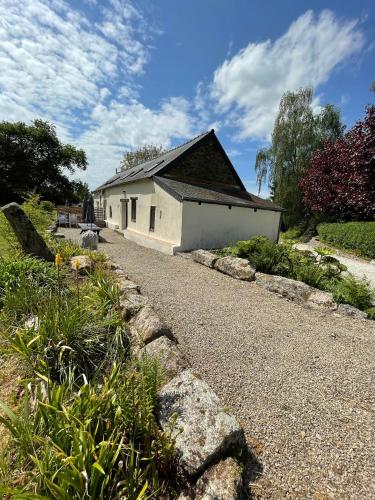 Viesnīcas āriene, Gîte Madeleine, 4 bedroom country cottage with pool, sleeps 10 (Gite Madeleine, 4 bedroom country cottage with pool, sleeps 10) in Saint-Nicolas-du-Pelem