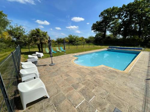 Peldbaseins, Gîte Madeleine, 4 bedroom country cottage with pool, sleeps 10 (Gite Madeleine, 4 bedroom country cottage with pool, sleeps 10) in Saint-Nicolas-du-Pelem