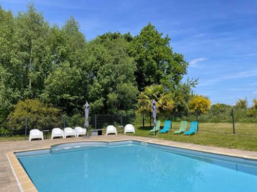 Peldbaseins, Gîte Madeleine, 4 bedroom country cottage with pool, sleeps 10 (Gite Madeleine, 4 bedroom country cottage with pool, sleeps 10) in Saint-Nicolas-du-Pelem