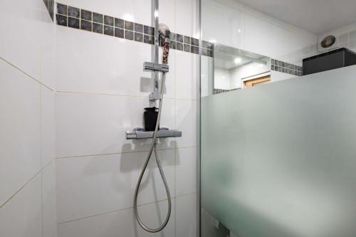 Charming Renovated 1BR Marais Pompidou - image 6