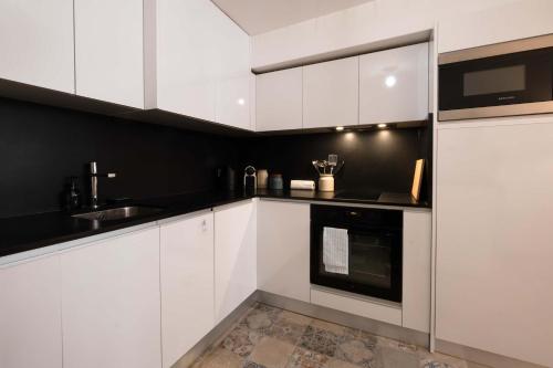 Charming Renovated 1BR Marais Pompidou - image 9