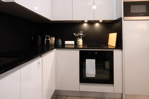 Charming Renovated 1BR Marais Pompidou - image 2