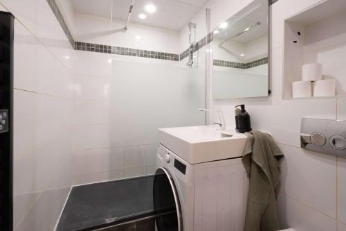 Charming Renovated 1BR Marais Pompidou - image 3
