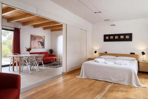 1 queen bed, 2 twin beds, 1 sofa bed