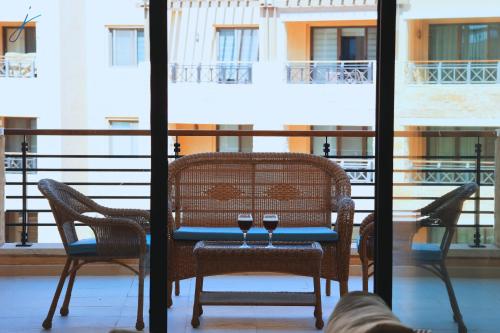 J Apartments - One bedroom at Samarah Resort C-12 in Sowayma