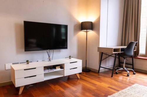 Luxurious city center apartment plus Heated pool - image 12