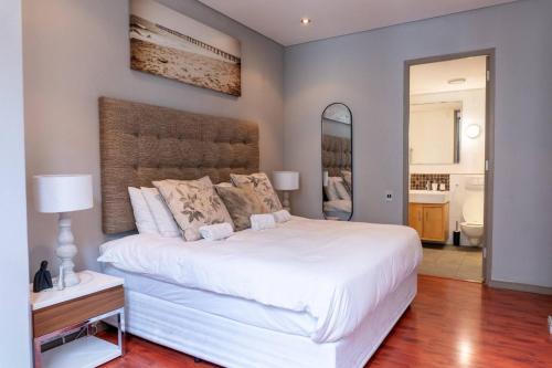 Luxurious city center apartment plus Heated pool - image 13