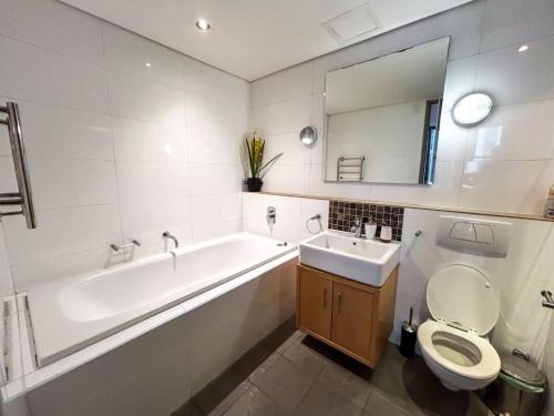 Luxurious city center apartment plus Heated pool - image 9